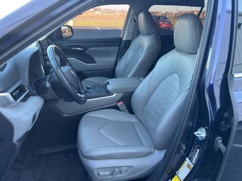 Used 2021 Toyota Highlander XLE image 18