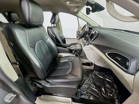 Used 2022 Chrysler Pacifica Touring-L FWD image 12