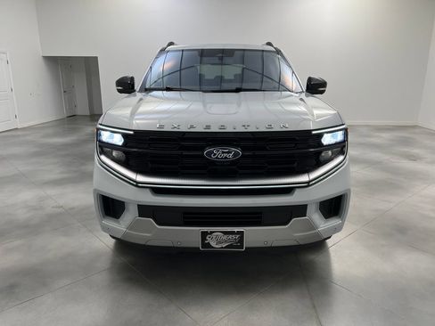 Used 2025 Ford Expedition Platinum AWD/4WD image 3