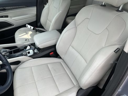 Used 2023 Kia Telluride EX w/ EX Captain's Chair Package FWD image 13