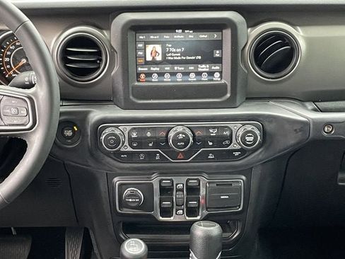 Used 2023 Jeep Gladiator Sport image 16