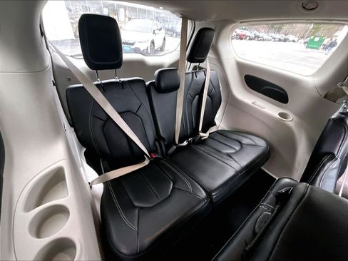 Used 2023 Chrysler Pacifica Touring-L FWD image 17