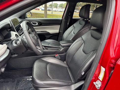 Used 2025 Jeep Compass Limited image 30