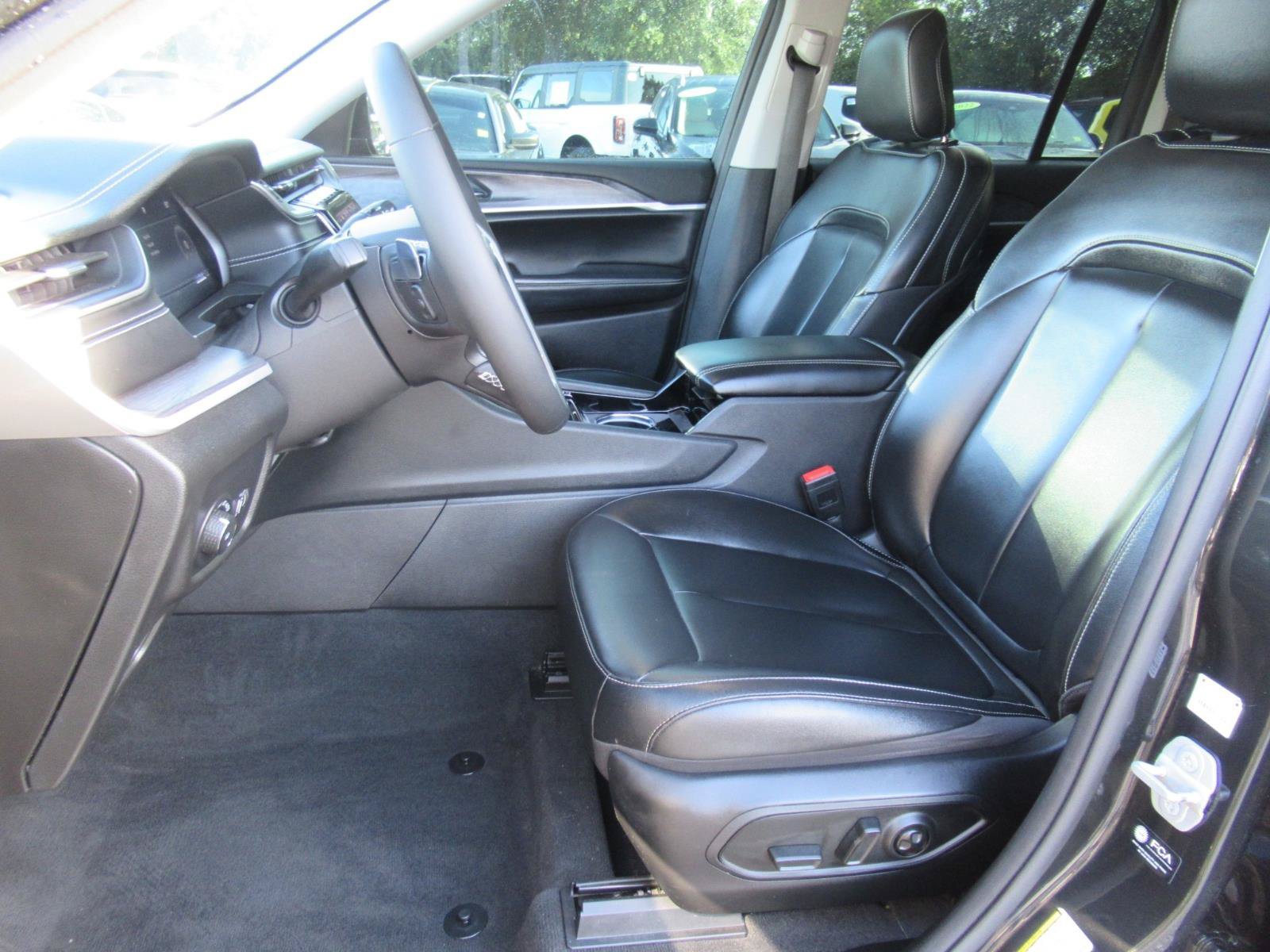 Used 2023 Jeep Grand Cherokee Limited AWD/4WD image 19