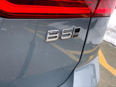 Used 2022 Volvo XC60 B5 Momentum w/ Climate Package image 10