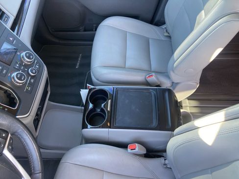 Certified 2020 Toyota Sienna XLE image 24