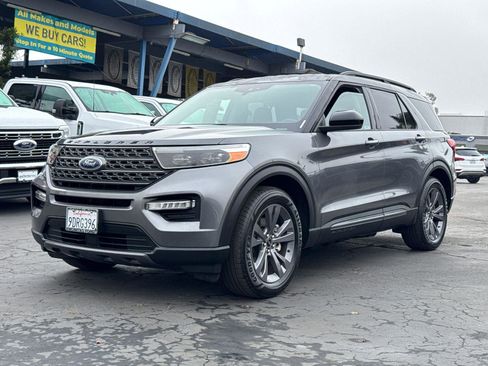 Certified 2022 Ford Explorer XLT w/ Equipment Group 202A image 4