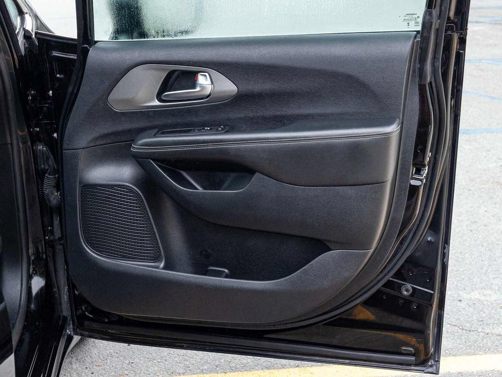 Used 2025 Chrysler Pacifica Select FWD image 13