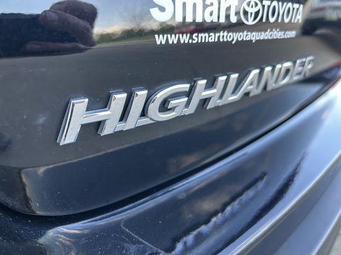 Used 2017 Toyota Highlander Limited AWD/4WD image 11