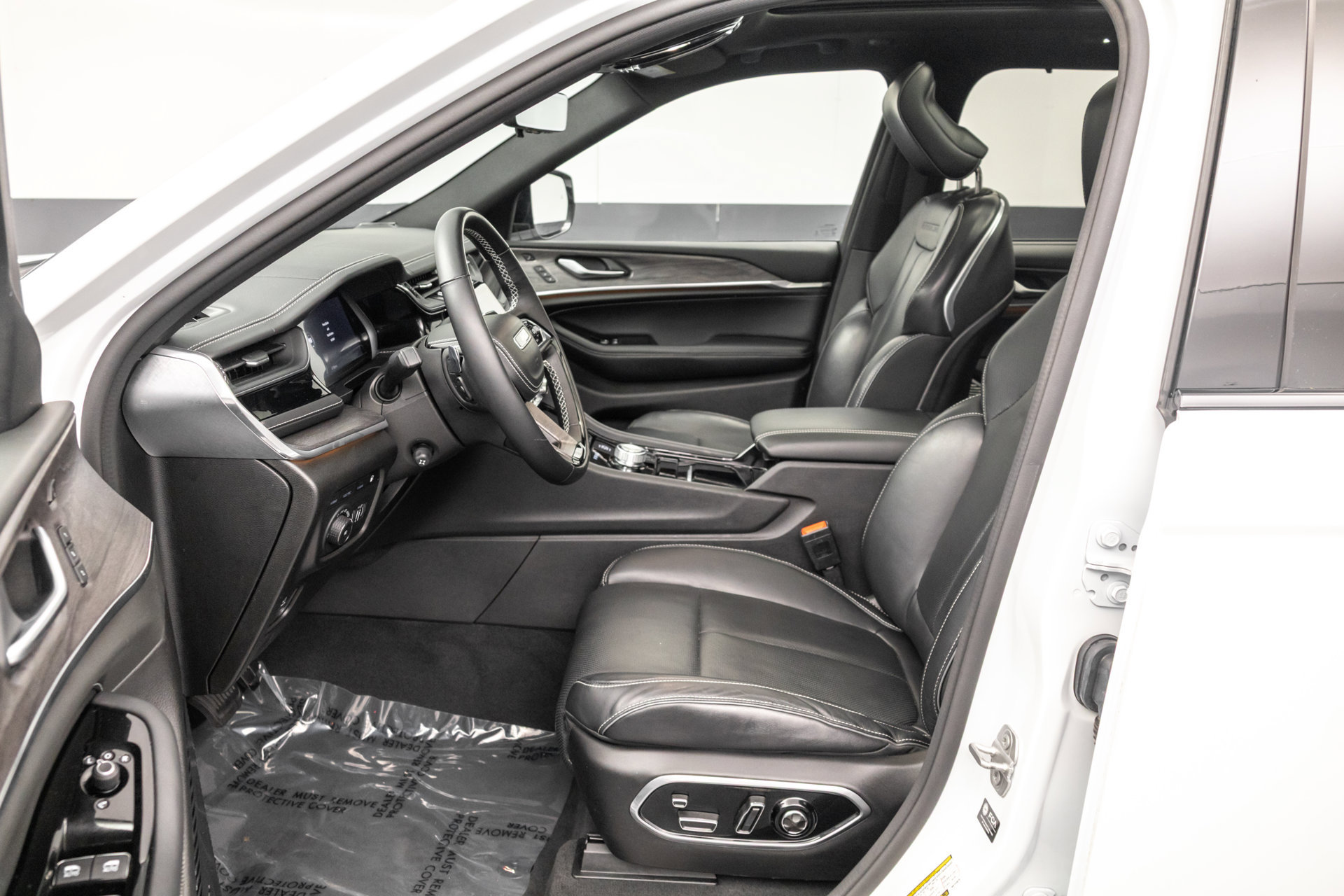 Used 2022 Jeep Grand Cherokee Overland w/ Advanced Protech Group III AWD/4WD image 6