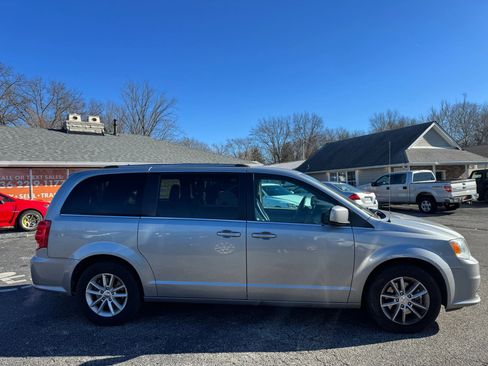 Used 2019 Dodge Grand Caravan SXT image 6