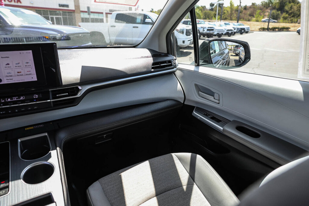 Certified 2025 Toyota Sienna LE FWD image 6
