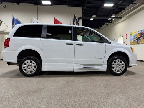 Used 2019 Dodge Grand Caravan SE FWD image 5