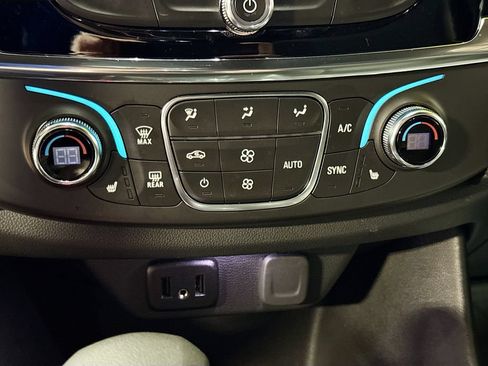 Used 2023 Chevrolet Traverse LT w/ Rear Camera Mirror Package AWD/4WD image 16