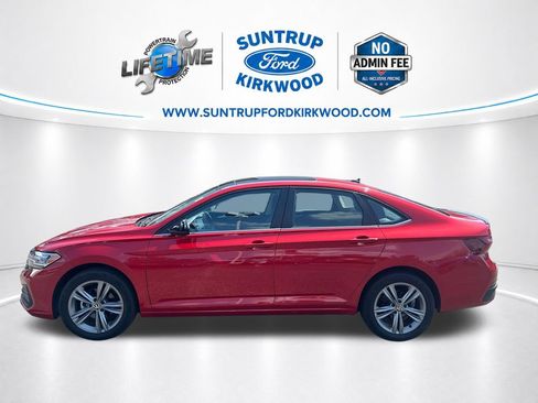 Used 2023 Volkswagen Jetta SE w/ Panoramic Sunroof Package FWD image 2