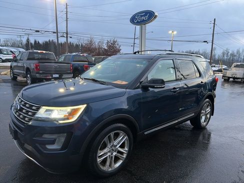 Used 2017 Ford Explorer XLT w/ Equipment Group 202A image 4