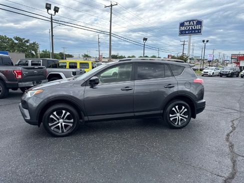 Used 2017 Toyota RAV4 LE AWD/4WD image 2