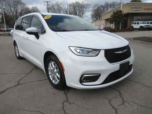 Used 2023 Chrysler Pacifica Touring-L image 10