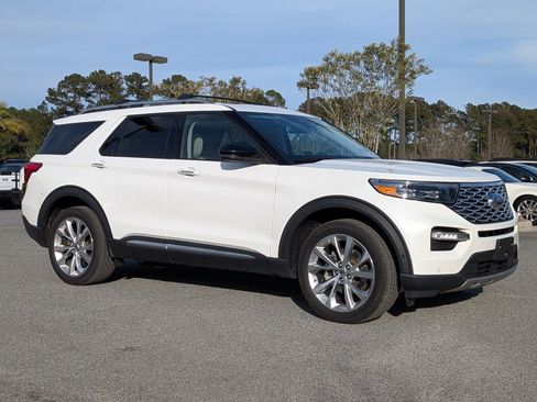 Certified 2021 Ford Explorer Platinum w/ Equipment Group 601A image 2