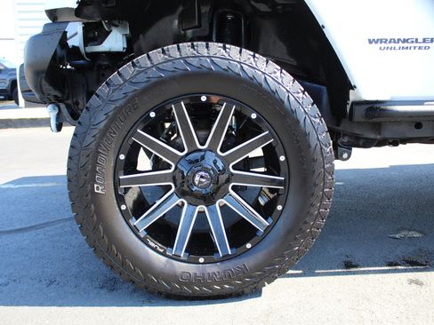 Used 2017 Jeep Wrangler Unlimited Sahara AWD/4WD image 15