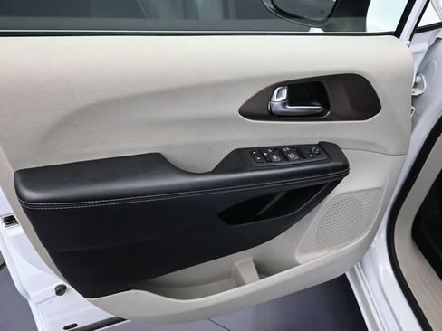Used 2022 Chrysler Voyager LX FWD image 23