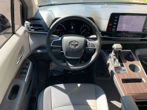 Used 2022 Toyota Sienna XLE AWD/4WD image 21