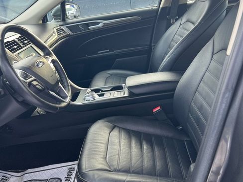 Used 2017 Ford Fusion SE w/ Fusion SE Technology Package image 3