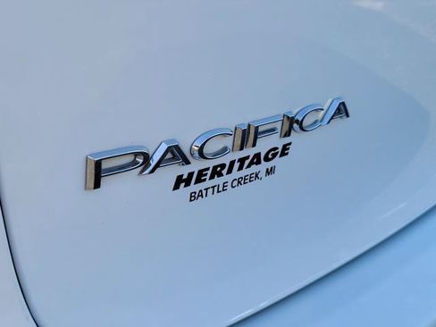 Used 2024 Chrysler Pacifica Touring-L FWD image 32