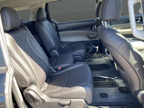 New 2026 Kia Carnival LXS FWD image 17
