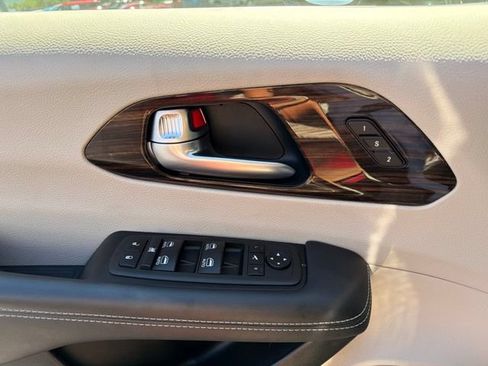 Used 2023 Chrysler Pacifica Limited AWD/4WD image 32