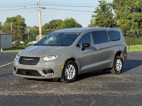 Used 2025 Chrysler Pacifica Select FWD image 7