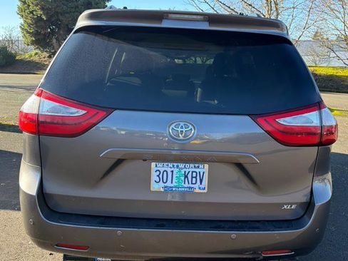 Used 2017 Toyota Sienna XLE Premium image 7