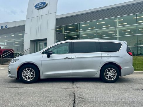Used 2024 Chrysler Pacifica Touring-L FWD image 3