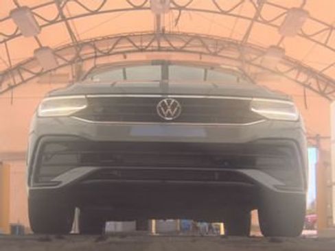 Used 2023 Volkswagen Tiguan SE R-Line AWD/4WD image 2