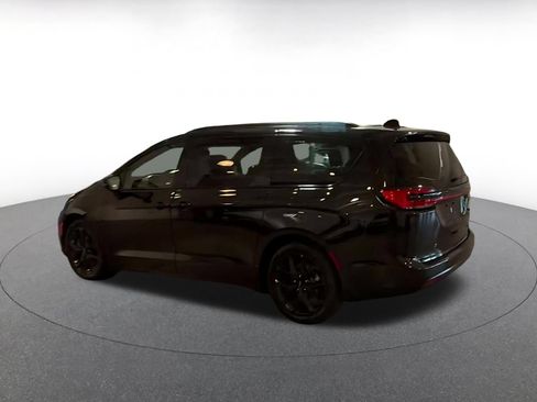 Used 2025 Chrysler Pacifica Limited FWD image 7