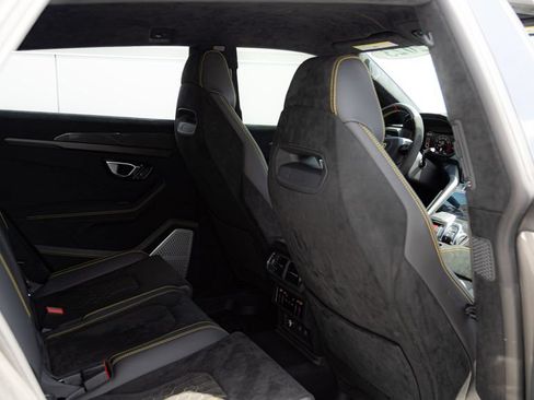 Used 2023 Lamborghini Urus Performante AWD/4WD image 12