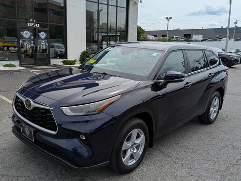 Used 2024 Toyota Highlander LE AWD/4WD image 2
