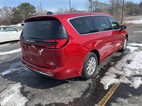 Used 2025 Chrysler Pacifica Select image 4