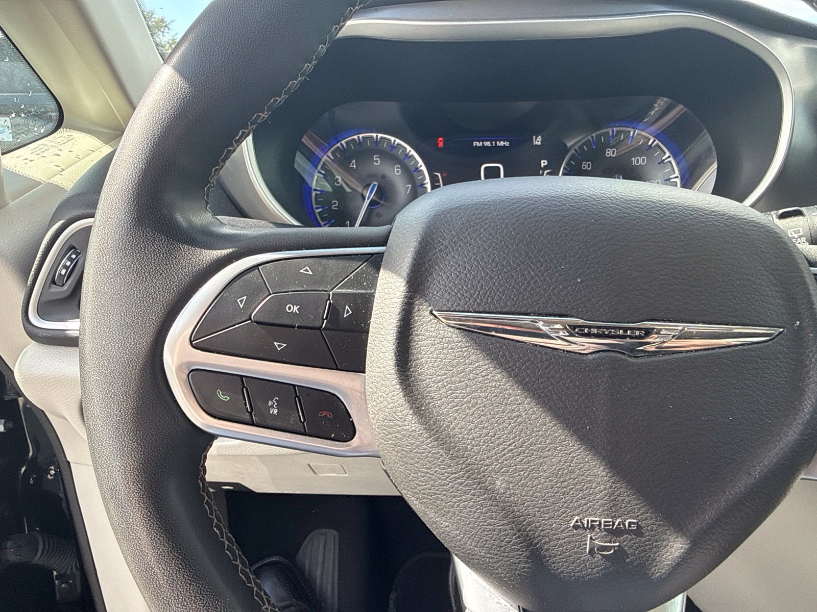 Used 2024 Chrysler Pacifica Touring-L FWD image 18