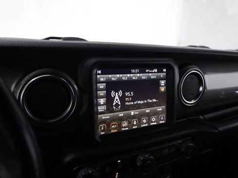 Used 2019 Jeep Wrangler Unlimited Sahara image 29
