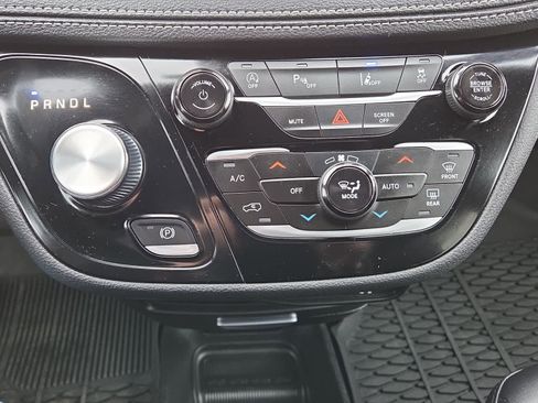 Used 2025 Chrysler Pacifica Select image 21