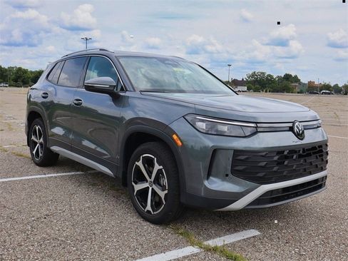 New 2025 Volkswagen Tiguan SE image 7