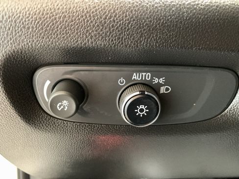 Used 2023 Chevrolet Traverse Premier FWD image 32