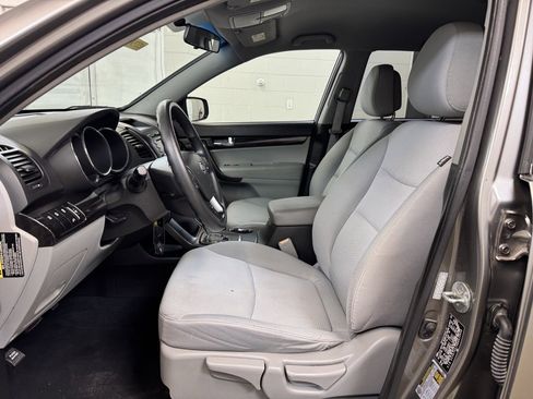 Used 2011 Kia Sorento LX image 12