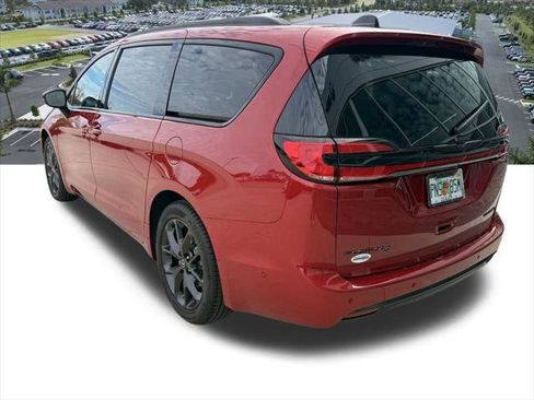 Certified 2025 Chrysler Pacifica Limited image 6