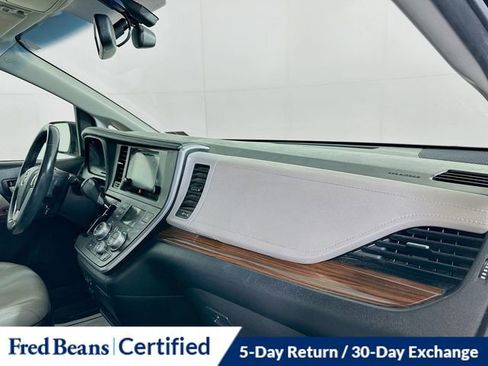 Used 2017 Toyota Sienna Limited Premium image 32