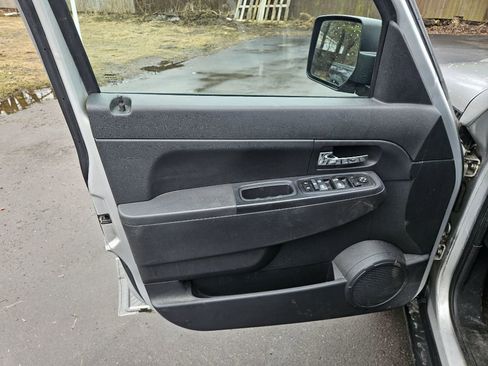 Used 2012 Jeep Liberty Sport image 13