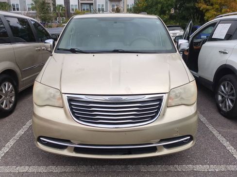 Used 2011 Chrysler Town & Country Touring-L w/ Entertainment Group #2 image 7