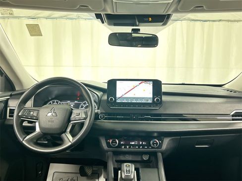 Used 2023 Mitsubishi Outlander SE image 19