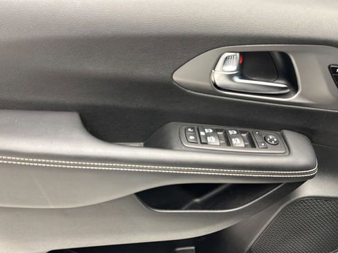 Used 2025 Chrysler Pacifica Select FWD image 13